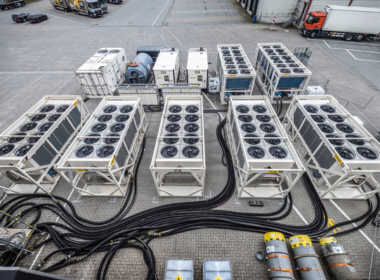 Energyst installierte eine temporäre Kühlanlage auf einer Parkfläche des Zentrallagers von Edeka Nord, um Wartungsarbeiten an der bestehenden Anlage zu ermöglichen