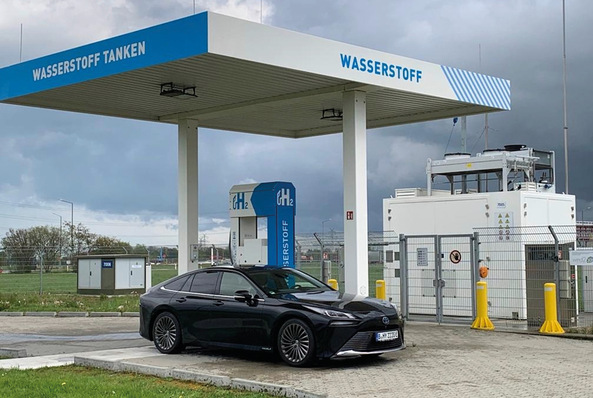 Im Hintergrund dieser Wasserstoff-Tankstelle ist die Kältemaschine mit der Wasserstoffaufbereitung gut zu sehen.
