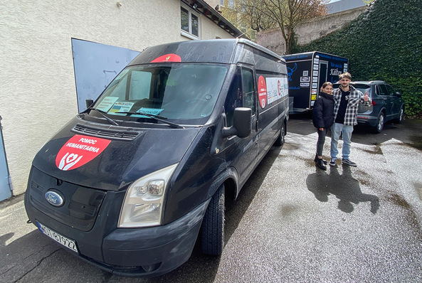 Patryk und seine Verlobte Olga holen die Spenden der Kälten im Gentner Verlag ab.