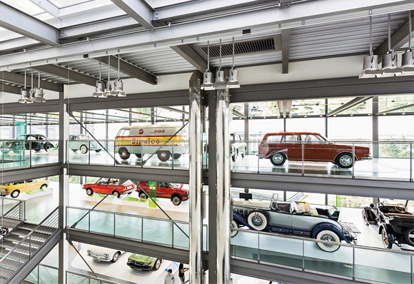 Young- und Oldtimer im ZeitHaus der Autostadt Wolfsburg lassen die Herzen von Automobilliebhabern schneller schlagen.