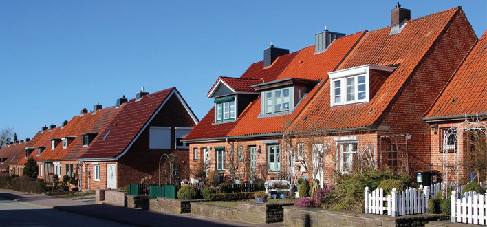 Ein flaches Einfamilienhaus in einer Vorortsiedlung stellt ganz andere Herausforderungen an das Lüftungskonzept als ein Hochhaus mitten im Stadtzentrum, denn Einflussfaktoren wie Wind, Feinstaub oder Lärm sind unterschiedlich stark ausgeprägt.