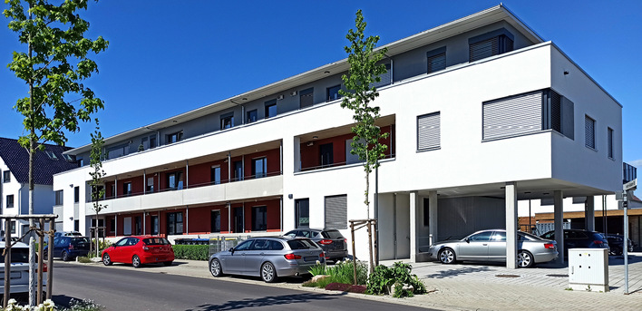 Die Wärmepumpe dieses Objekts mit zwölf Wohneinheiten liefert Niedertemperatur-Wärme zum Heizen und – mithilfe der eXergiemaschine – auch Wärme für die hygienische Warmwasserbereitung auf hohem Temperaturniveau.