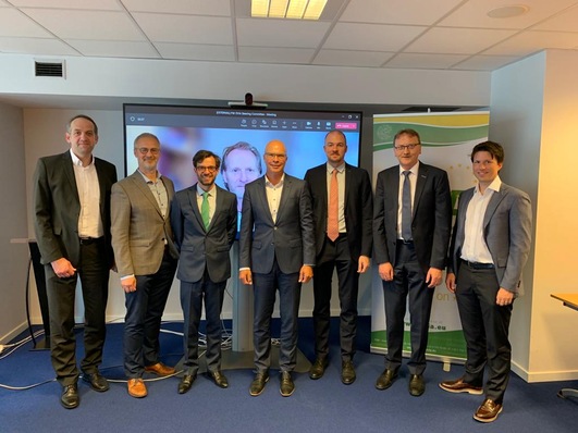 (v. l.): Holger Thamm, Stiebel-Eltron, Yves Lambert, Renson, Pierre Cruveillé, Aldes, Axel Diepolder, Helios Ventilatoren, Morten Schmelzer, Systemair, Jürgen Albig, Ziehl-Abegg und Johannes Bollmann, Zehnder Group. Auf dem Bildschirm im Hintergrund ist Colin Timmins, Beama, zu erkennen.