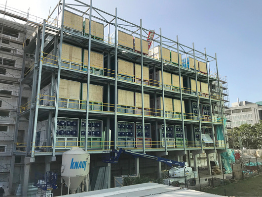 Installation der insgesamt 48 Kühlungsanlagen von HiRef am Rechenzentrum in Offenbach.