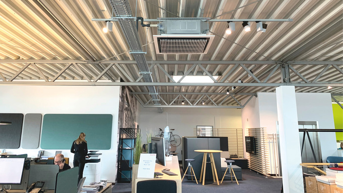 Harmonische Integration der Kassettengeräte in die umgebende Decke durch offene Montage