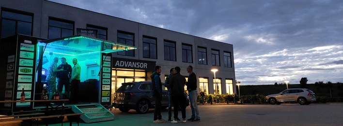 Auf dem großen, leeren Parkplatz stören wir niemanden. Nachbarn gibt es keine und allein die Szenerie ist ein Foto wert.