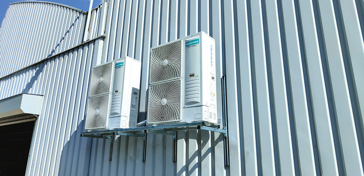 An der Fassade montierte PAC Außeneinheiten .