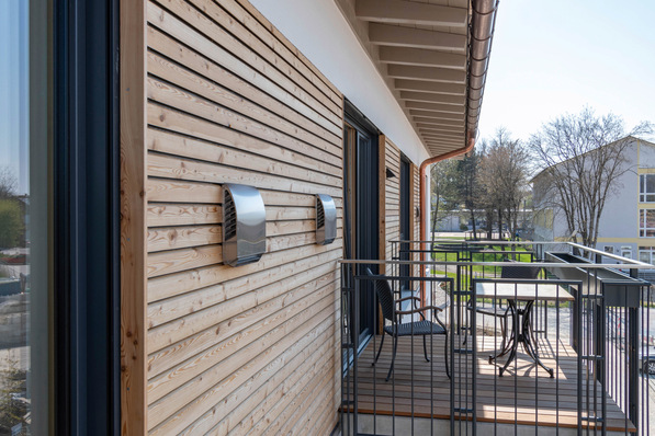 Ansprechende Gestaltung der Fassade mit den Außenhauben der Lüftungsgeräte freeAir 100.