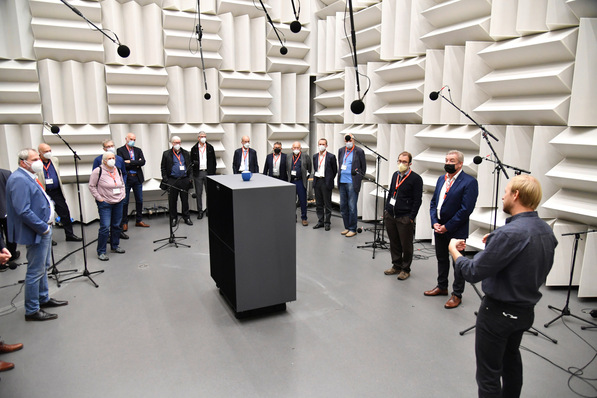 Während ihres Rundgangs durch das Unternehmen besichtigten die Professoren das Viessmann Schalllabor.