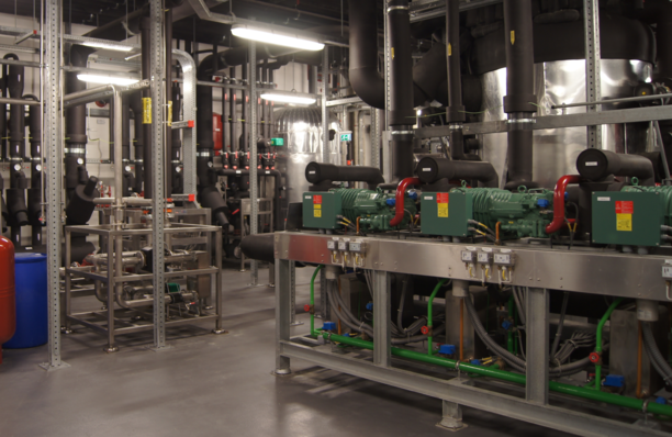 Der Maschinenraum ist fast fertig. Alles läuft, ist geputzt und wartet auf Abnahme. Die Plattenwärmetauscher unter den Verdichtern sind Ölkühler und werden von einem gemeinsamen Kreislauf versorgt.