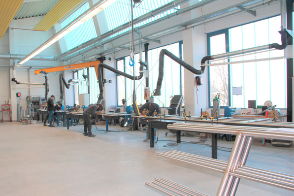 Bei Zahnen spielt der Gesundheitsschutz der Mitarbeiter eine große Rolle. Gefährliche Rauche und Stäube werden mit Absaugarmen direkt am Ort des Entstehens entfernt.