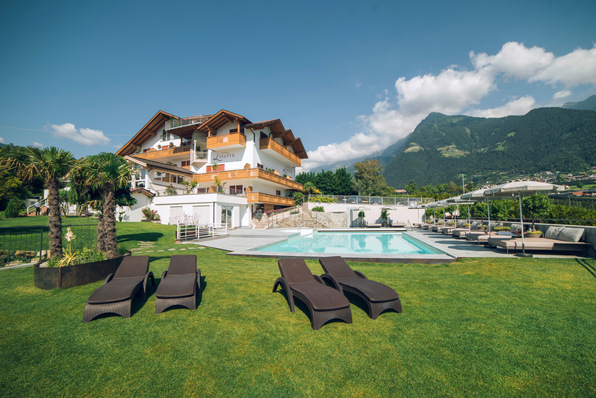 Wegen der Hybrid-Solarmodule benötigt das Hotel Lisetta rund 75 Prozent weniger Erdgas für die Warmwasserbereitung und das Temperieren des Pools. Zudem liefern die Module Strom für das Gebäude.