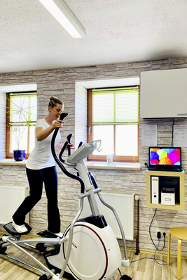 Im Sportraum arbeiten die Patienten ohne Maske an den Geräten und oft im Beisein von Physiotherapeuten. Daher bot es sich an, die Lufthygiene in diesem Raum durch ein Entkeimungsgerät zu verbessern.