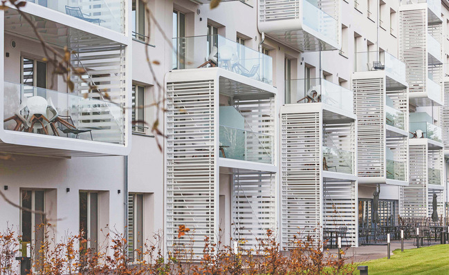 In den neu eingerichteten Apartments bieten Balkone Blicke in den Garten und auf die Küste.