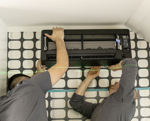 Durch ihre Heizfunktion kann eine Luft-Luft-Wärmepumpe eine bestehende Heizung ergänzen und angesichts hoher Kosten für fossile Brennstoffe zu einer Kostenersparnis beitragen.