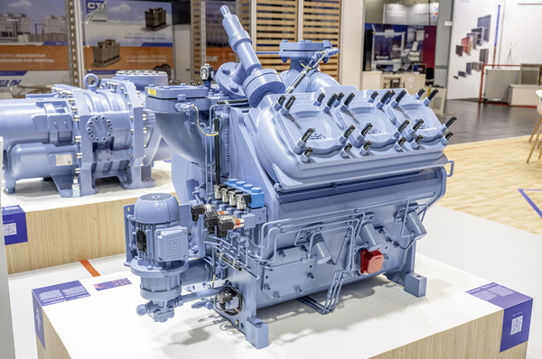 Der Hubkolbenverdichter V XHP (vorne rechts) und der Schraubenverdichter L XHP (hinten links) von GEA Grasso können die aktuelle Heißwassertemperaturgrenze für Ammoniak-Wärmepumpen von + 95 °C erreichen.