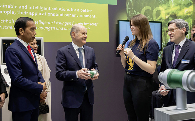 Präsident von Indonesien Joko Widodo, Bundeskanzler Olaf Scholz, Melanie Bildhoff (Studentin ebm-papst), Klaus Geißdörfer (CEO ebm-papst)