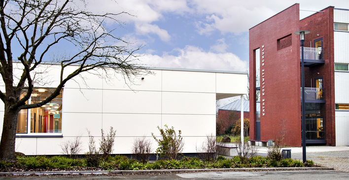 Im temporären Neubau (links) des Käthe-Kollwitz-Gymnasiums/Hannover sorgen ein zentrales sowie acht dezentrale Lüftungsgeräte von Airflow für eine gute Lernatmosphäre.