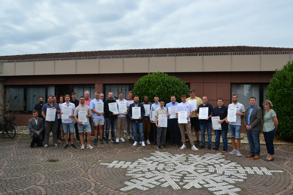 Die Technikerklasse des Jahrgangs 2023 mit Dozentinnen und Dozenten der BFS