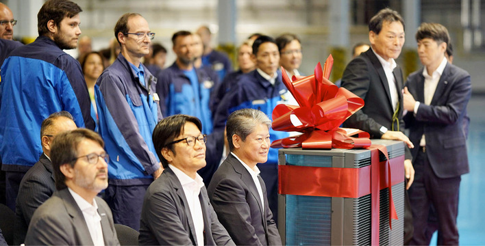 Bei der Eröffnungsfeier waren Panasonic-Führungskräfte anwesend, darunter Enrique Vilamitjana, Managing Director Panasonic Heating & Cooling Solutions Europe, Masahiro Shinada, CEO der ­Panasonic Corporation und M. Michiura, Präsident der Heating & Ventilation A/C Company.