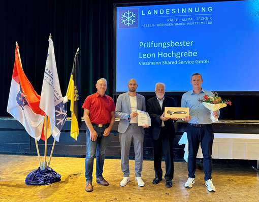 Edgar Mans (Berufsschule Gelnhausen), Thorsten Seitz (Vorstand Landesinnung), Alfred Pfeil (Koordinator Gesellenprüfungsausschuss) mit Leon Hochgrebe, der als Prüfungsbester ausgezeichnet wurde