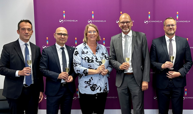 Das Management von Epta und Heifo nach der Unterzeichnung der Vereinbarung. v.l: Arthur Targon – Group M&A & Investor Relations Director Epta S.p.A. Bernd Haller – Geschäftsführer Epta Deutschland, Sonja Reckhorn – Leitung Marketing und Gesellschafterin Heifo, Martin Rüterbories – Geschäftsführer und Gesellschafter Heifo, Björn Reckhorn – Geschäftsführer und Gesellschafter Heifo