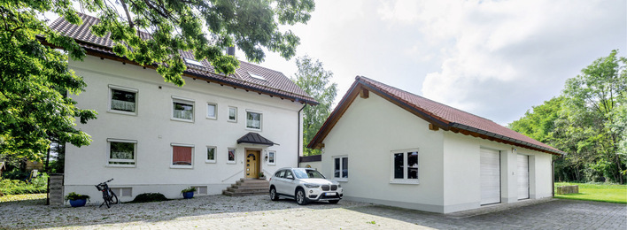 Rund 280 m 2  Wohnfläche über drei Etagen in einem Wohnhaus aus den 60er-Jahren – das sind die Eck­daten des Objektes, das von einer Ölheizung auf eine nachhaltige Wärmepumpenlösung umgestellt wurde.