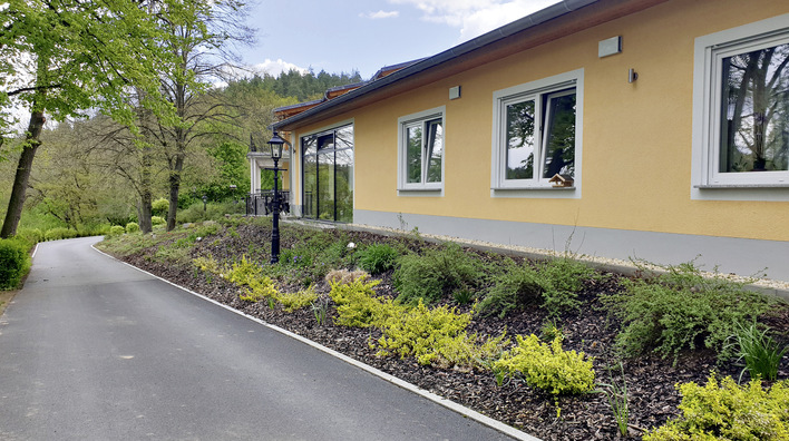 Der Neubau der Senioren­residenz Schloss Rausdorf verfügt über zwölf barrierefreie Apartments, die von einer dezentralen Schalldämmlüftung versorgt werden.