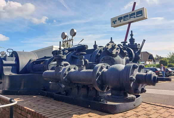 Die alte Kältemaschine dekoriert seit vielen Jahren den Eingangsbereich. Sie erinnert daran, wie weit die Kältetechnik gekommen ist und wie viel Platz früher notwendig war, um eine überschaubare Leistung zu bekommen.