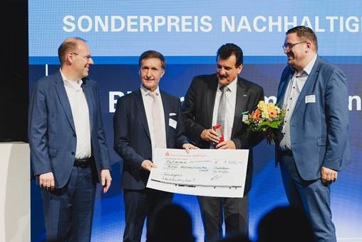 v.l.: Dr. Bernd Vöhringer, Oberbürgermeister der Stadt Sindelfingen, Markus Linha, Vorstandsmitglied bei der Kreissparkasse Böblingen, Christian Wehrle, Chief Executive Officer und Vorstandsvorsitzender der Bitzer SE sowie Felix Rapp, Geschäftsführer der Wirtschaftsförderung Sindelfingen, bei der Preisübergabe des Wirtschaftspreises „Sindolf“ in der Kategorie Sonderpreis „Nachhaltigkeit“