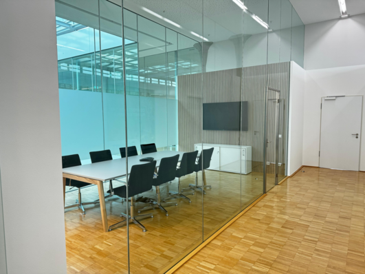 In den Schulungs- und Besprechungsräumen steht aktuelle Konferenz- und Seminartechnik zur Verfügung.