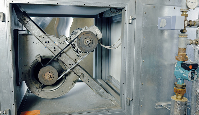 Die Energieeffizienz alter Radialventilator-Technik liegt oft bei weniger als 40 Prozent. Damit sind sie einer der Hauptverursacher von zu hohen Energieverbräuchen bei RLT-Bestandsanlagen.