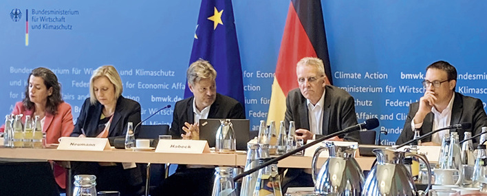 Vertreter des Bundes-Wirtschafts- und -Bauministeriums auf dem 3. Wärmepumpengipfels in Berlin.