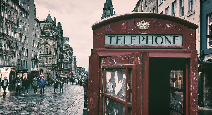 Es regnet in Schottland. Aber 25 °C und Sonnenschein wären auch eher untypisch.