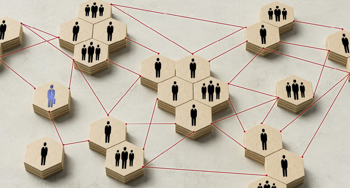 Vertriebsstrategie, Marketing und Organisation müssen Hand in Hand gehen, damit Abteilungen effektiv zusammen arbeiten können.