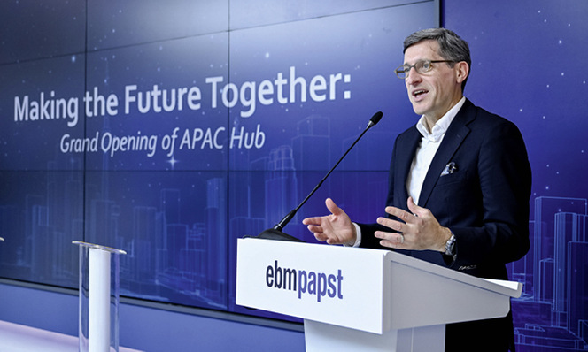  Klaus Geißdörfer, CEO bei ebm-papst, eröffnet das modernisierten Büro- und Lagergebäudes von ebm-papst in Singapur.