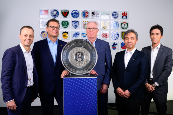 v.l.n.r.: Frank Bohmann, Geschäftsführer der Handball-Bundesliga GmbH; Martin Krutz, Geschäftsführer der Daikin Airconditioning Germany GmbH; Uwe Schwenker, HBL-Präsident und Vizepräsident des Deutschen Handballbundes; Takayuki Kamekawa, Vice President DAIKIN Europe; Masaharu Tada, Geschäftsführer der Daikin Airconditioning Germany GmbH.