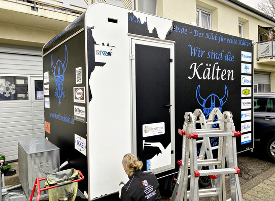  Stück für Stück entkleiden wir den PINK-Anhänger