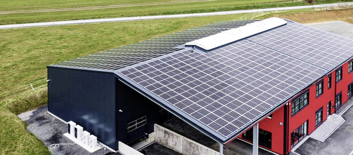  Firmensitz der Sauerländer GmbH mit der PV-Anlage und Wärmepumpen-Außeneinheiten von Hisense