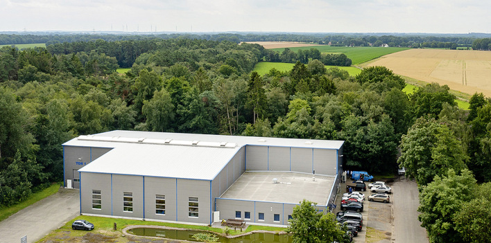 In zwei Kühlräumen werden Molkereiprodukte neuverpackt und für den Weitertransport gelagert.