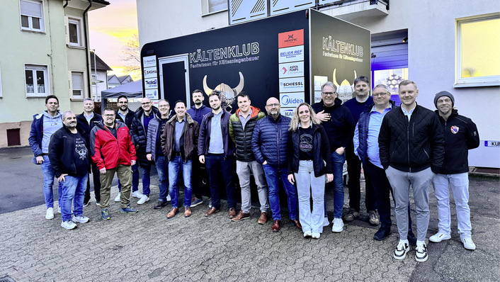  Das ist die Supertruppe, die ihre Sponsoren-Logos eigenhändig auf den PINK-Anhänger bringen.