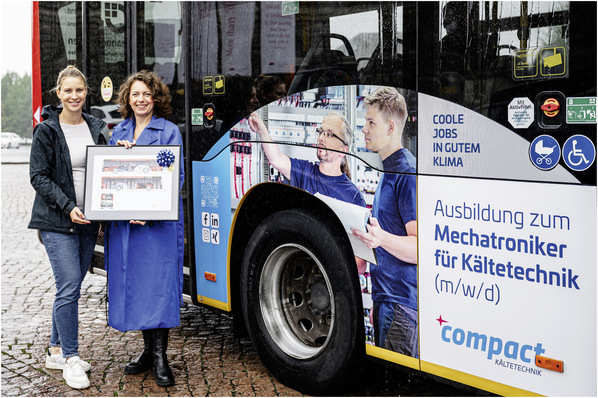 Einweihung der Buswerbung durch das Marketingteam von 
compact Kältetechnik