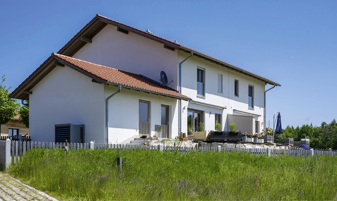  Bei diesem Doppelhaus verursachte die Außeneinheit der Wärmepumpe Geräuschprobleme. Eine Schalldämmhaube schaffte schließlich Abhilfe.