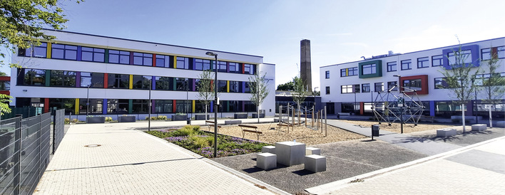  Die Rachel Carson Sekundarschule in Dormagen wurde von Grund auf saniert und erhielt einen Erweiterungsbau. Dort sorgen Lüftungsgeräte von Airflow für eine gesunde und ruhige Lernatmosphäre.