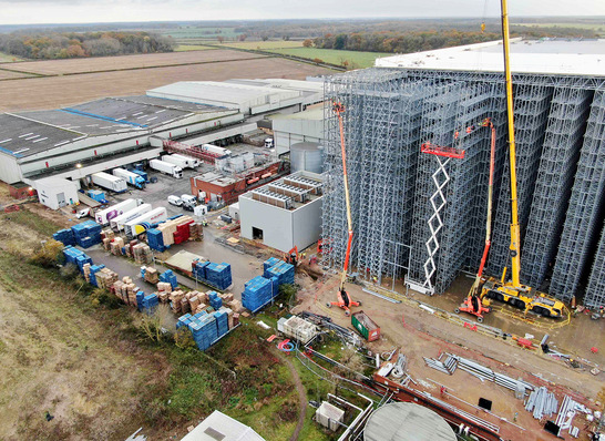  Die Verdampfer werden in 40 m Höhe ­eingebracht. Auf dem angrenzenden Gebäude stehen die Kondensatoren.