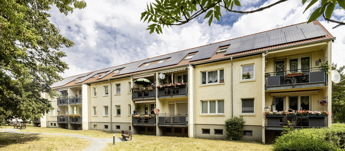  Mit Hilfe von PV-Anlagen für die Heiztechnik- und Haushaltsversorgung sowie der zweistufigen Wärmepumpenheizung sind fünf Altbau-Mehrfamilienhäuser nun energieeffizienter und verursachen deutlich weniger CO2-Ausstoß.