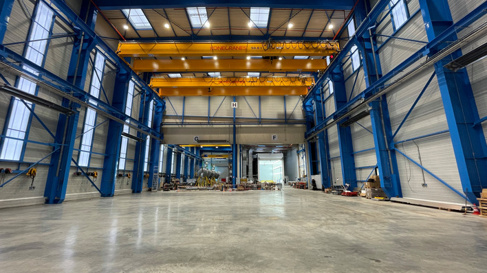 Eines der neuen Gebäude erstreckt sich über 1000 Quadratmeter und dient ausschließlich der Montage von „extragroßen“ Wärmepumpen, die typischerweise in der Fernwärmeversorgung eingesetzt werden.