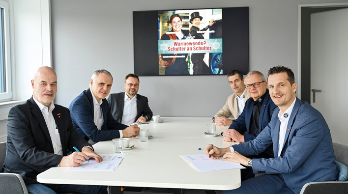  Bundesinnungsmeister Heribert Baumeister vorne links, Schornsteinfegerpräsident Alexis Gula vorne rechts