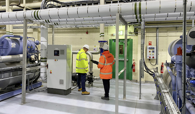  Bestehende Kälteanlage bei Britvic mit drei BluAstrum-Chillern von GEA. Auch ihre Abwärme speist nun die Wärmepumpen.