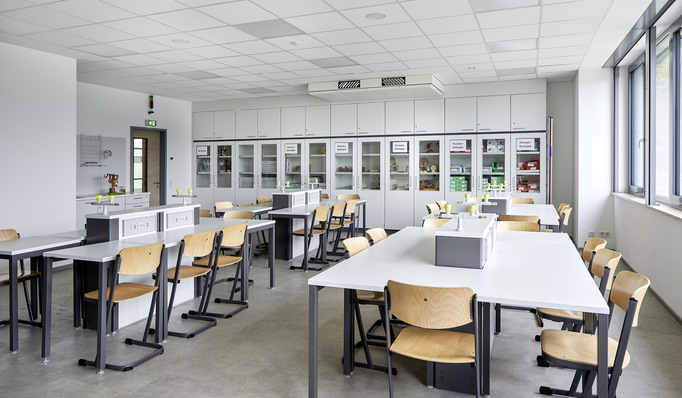 Die leisen Lüftungsgeräte der Serie Duplex Vent von Airflow eignen sich besonders für den Schulbetrieb. Wegen ihres niedrigen Schalldruckpegels werden sie kaum wahrgenommen und die Konzentration nicht gestört. Die dezentralen Geräte lassen sich einfach nachrüsten und je nach Modell zu 1/3, 2/3 oder sogar vollständig in die Zwischendecke integrieren.